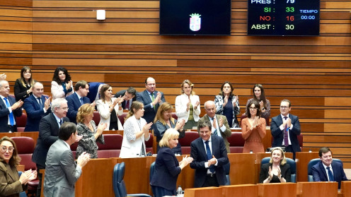 ICAL | El consejero de Economía Carlos Fernández Carriedo recibe el aplauso de su grupo parlamentario tras la aprobación del techo de gasto Miriam Chacón