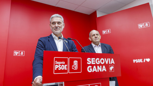 El ex-procurador socialista, José Luis Vázquez convoca a los medios tras su dimisión. En la foto, acompañado por el secretario provincial, José Luis Aceves.