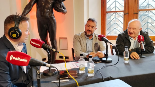 El presentador de Es la Mañana de León, Arturo Martínez, acompañado por el director de Es Radio León, Juan Francisco Martín y el colaborar Benjamín Diaz, durante la presentación de la nueva temporada de Es Radio León.