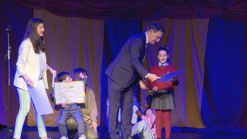 El Alcalde hace entrega de su diploma a uno de los ganadores.