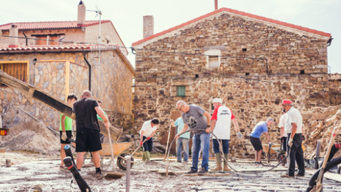 Esta construcción es llevada a cabo mediante el trabajo colaborativo y desinteresado entre los vecinos del pueblo.