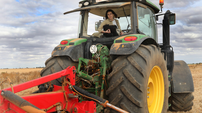 ICAL. Imagen de archivo. La ingeniero agrónomo de Santa Cecilia del Alcor y de Valdespina (Palencia), Blanca Martín, creadora de una cuenta de Instagram para visibilizar a la mujer en el mundo rural.