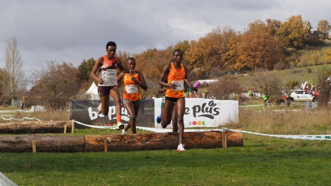 Cabeza de carrera en la prueba masculina del Cross de Soria. 