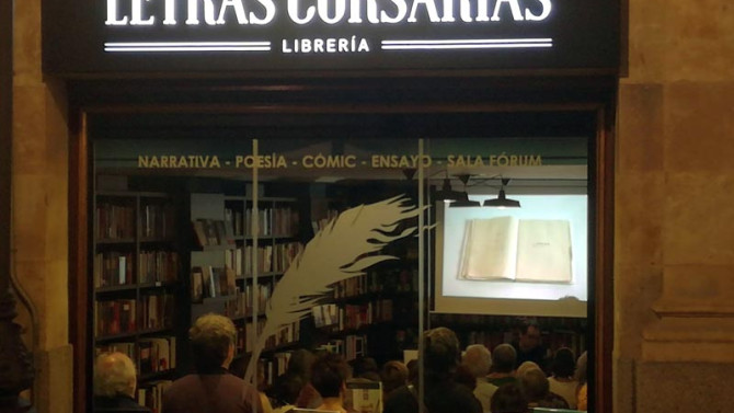 La librería Letras Corsarias durante uno de sus actos.