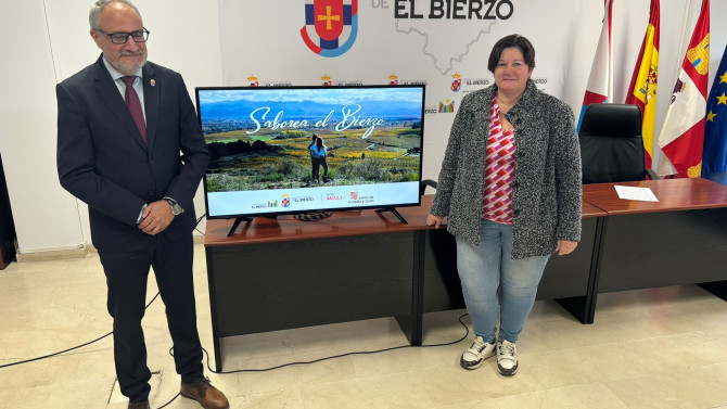 Olegario Ramón, presidente del Consejo Comarcal de El Bierzo, y Cristina Pérez, consejera de Turismo