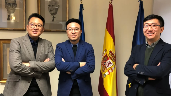 Los responsables de la nueva franquicia de ELE USAL en Beijing, Liu Bo, Shen Jian y Zhou Jingwen.