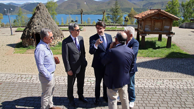 Peio García - El consejero de Medio Ambiente, Vivienda y Ordenación del Territorio, Juan Carlos Suárez-Quiñones, con el alcalde de Riaño, Senén Presa y el director general de deportes, Enrique Sánchez