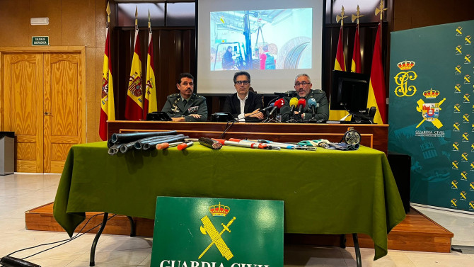 Rueda de prensa. El subdelegado del Gobierno en Ávila, Fernando Galeano, junto al teniente coronel Gustavo Dorda y el capitán jefe de la unidad orgánica de policía judicial de la comandancia de la guardia civil de Ávila, Juan José Vallejo Ortega