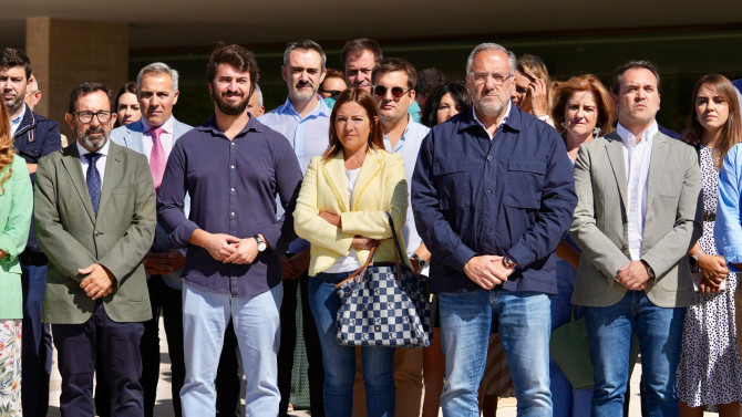 Cortes CYL. Miembros de las Cortes de Castilla y León dan el pésame a los familiares y amigos de la mujer asesinada en Palencia.