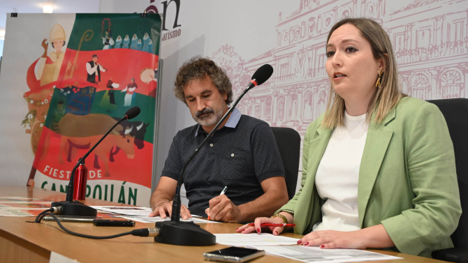 La concejala de Comercio, Consumo y Fiestas, Camino Orejas, presenta el programa de las fiestas de San Froilán. FOTO: Peio García ICAL