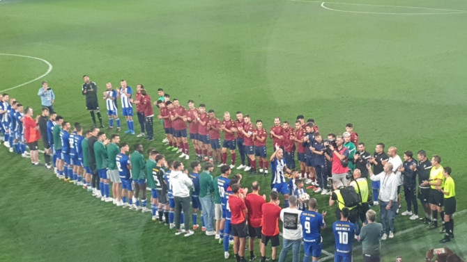 Pasillo de honor a Yuri en su despedida del fútbol en activo