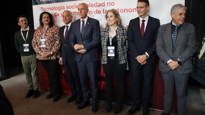 El delegado del Gobierno en Castilla y León, Nicanor Sen, el director general de Personas Mayores, Personas con Discapacidad y Atención a la Dependencia, Eduardo García Brea, la presidenta de Cruz Roja en Castilla y León, Rosa Urbón, y el alcalde de León, José Antonio Díez