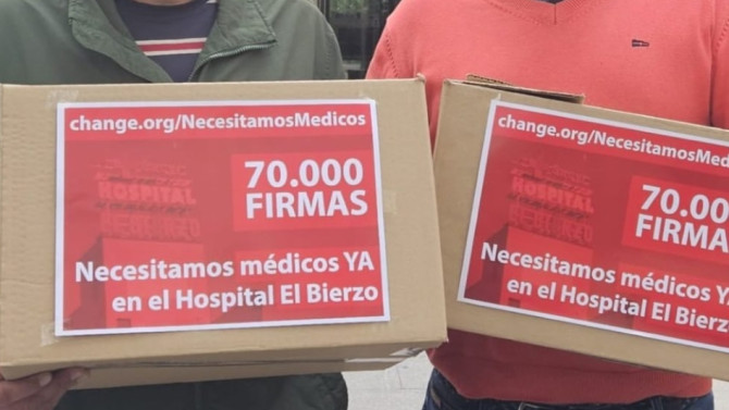 Los representantes de Onco Bierzo, en la entrega de las firmas