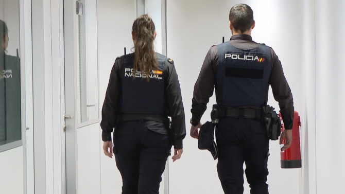 Dos agentes de la Policía Nacional en Salamanca.