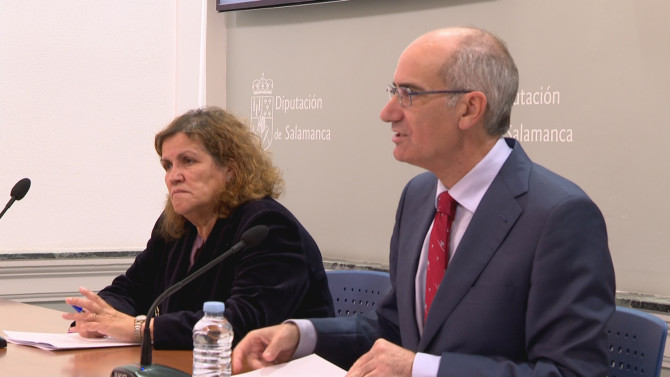 María de las Nieves García, Diputada de Convenios con las Diócesis, junto al Presidente de la Diputación de Salamanca, Javier Iglesias.