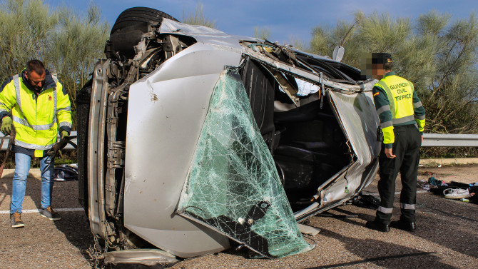 ICAL. Imagen del accidente de tráfico en la A-62, a su paso por Espeja, Salamanca, que se ha saldado con una persona fallecida.