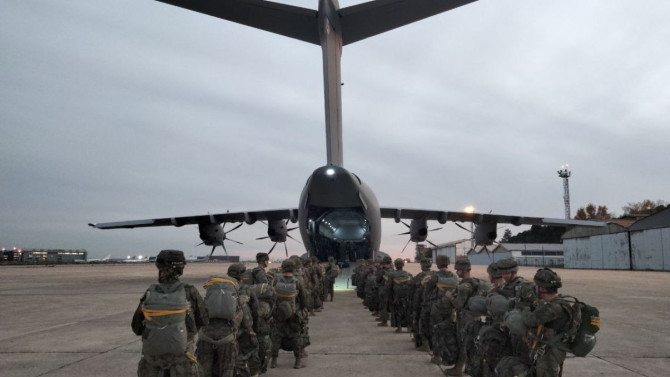 Militares preparados para realizar una de las maniobras en el aeródromo de Garray. 