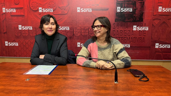 La organizadora Carmen Benito junto a Gloria Gonzalo, concejala de Cultura. 