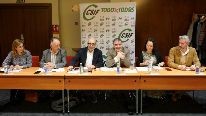 Miriam Chacón - El presidente nacional de CSIF, Miguel Borra, y el responsable autonómico del sindicato, Benjamín Castro, analizan la situación de la negociación del concierto sanitario de Muface y el resto de condiciones salariales y laborales de los empleados públicos