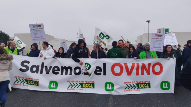 esRadio Castilla y León. Ganaderos del sector ovino se concentran frente a la fábrica de Entrepinares en el polígono de Santovenia de Pisuerga.