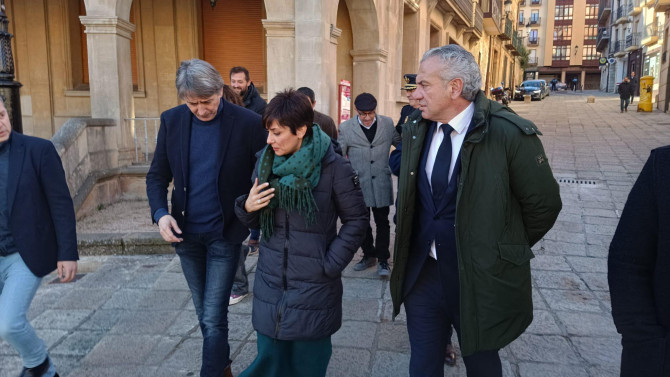 La ministra de Vivienda y Agenda Urbana, Isabel Rodríguez, junto al alcalde de Soria, Carlos Martínez, y el delegado del Gobierno, Nicanor Sen.