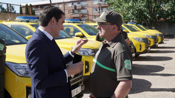 ICAL. El consejero de Medioambiente, Juan Carlos Suárez-Quiñones, en la entrega de 27 vehículos pick-up para Protección Civil.