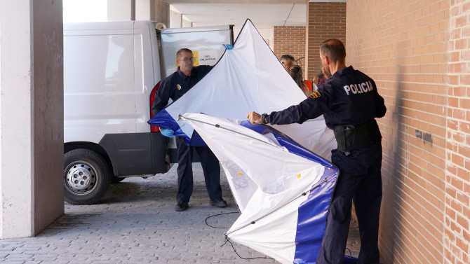 ICAL. La Policía Nacional realiza tareas de investigación en la Calle Sisón, en el barrio de Pajarillos, en Valladolid, tras la muerte de una mujer de 49 años