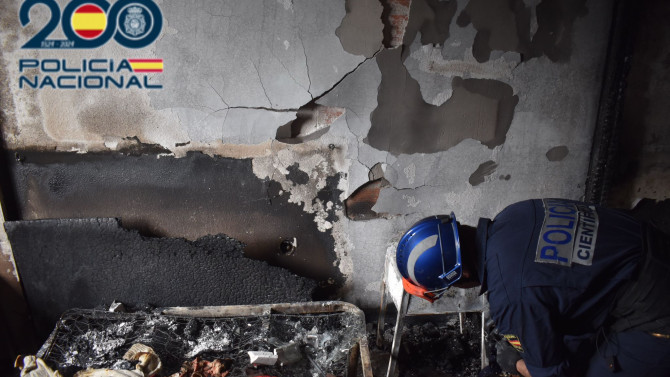 Servicios de emergencia y policía en el lugar del incendio en el barrio de La Circular, Valladolid.