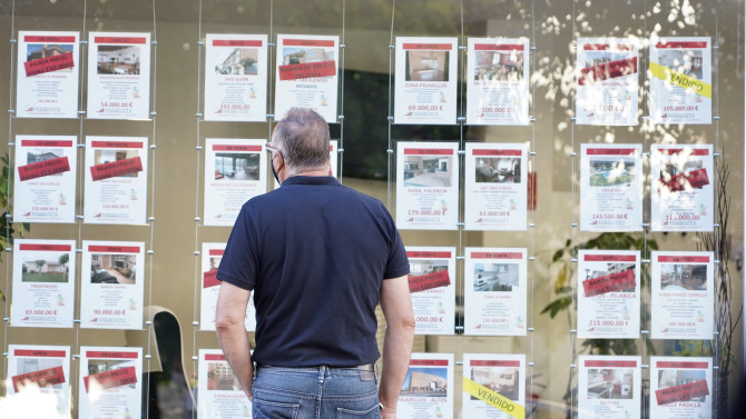 ICAL. Miriam Chacón. Un hombre observa los anuncios de venta de inmuebles y alquiler. 