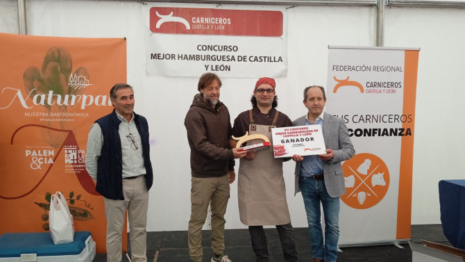 El soriano Carlos Hernández, y  su propuesta ganadora ‘All-in’, recogiendo el primer premio del concurso. 