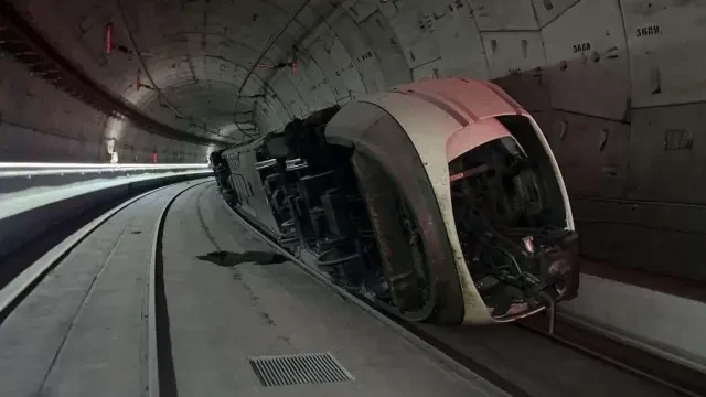 Tren de alta velocidad descarrilado en Madrid