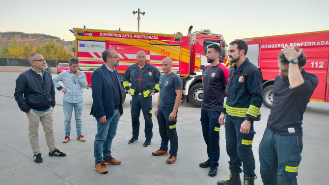 Bomberos de Ponferrada, junto al alcalde y al concejal de Seguridad, antes de partir hacia Valencia