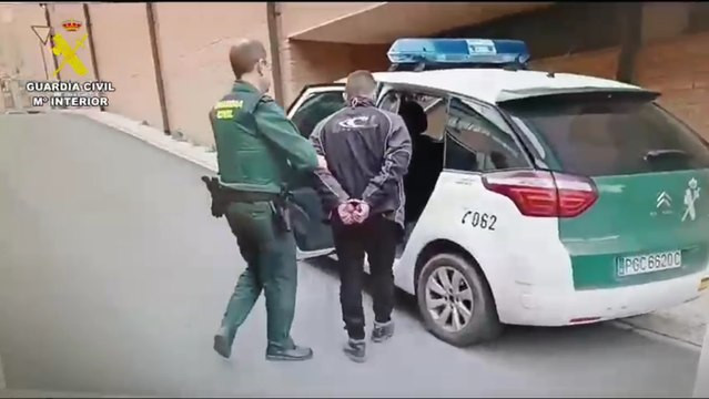 Fotografía de una gente de la Guardia Civil en el momento de la detención