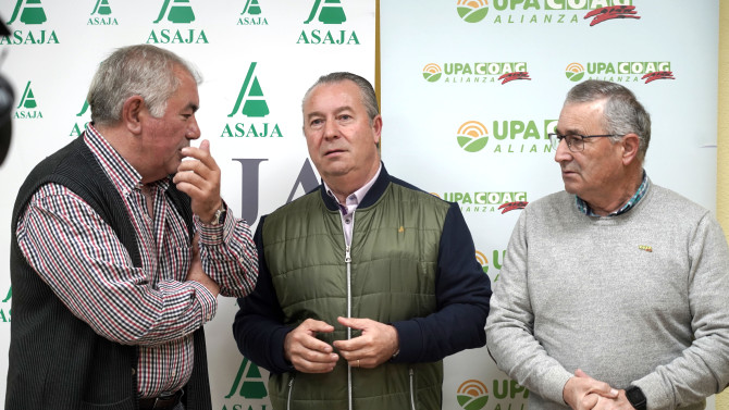 ICAL. De izquierda a derecha: Aurelio González, presidente de UPA en Castilla y León, Donaciano Dujo, homólogo en ASAJA, y Lorenzo Rivera, coordinador de COAG en la comunidad. 