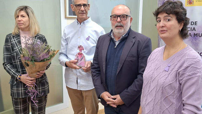 Momento de la entrega del galardón al director del centro, Santiago Iglesias. 