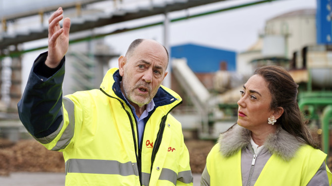 ICAL. El presidente de las cooperativa ACOR, Jesús Posadas, muestra las instalaciones a la consejera de Agricultura y Ganadería, María González Corral.