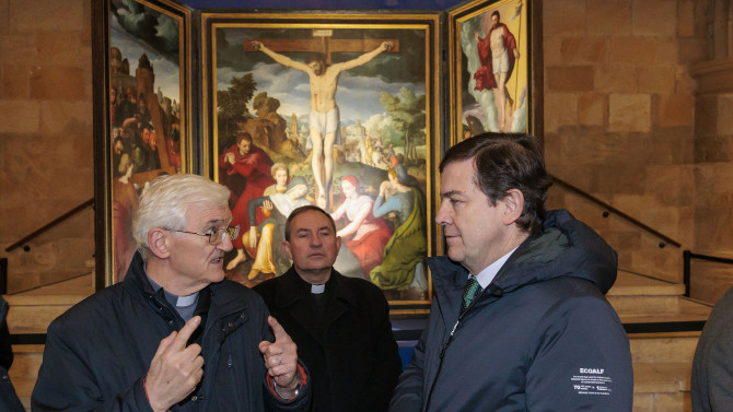 El presidente de la Junta de Castilla y León, Alfonso Fernández Mañueco, durante su visita a la Concatedral.