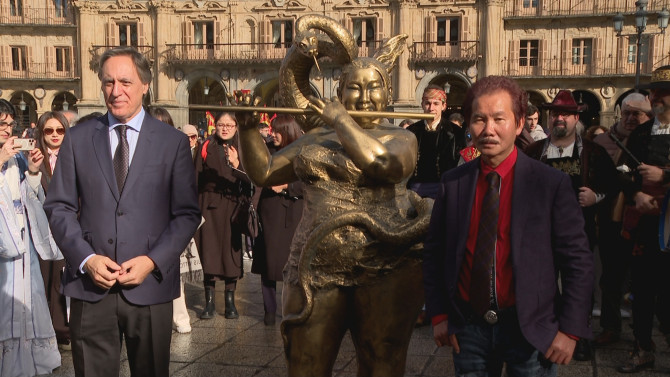 El Alcalde, Carlos García Carbayo junto al artista Xu Hongfei durante la inauguración de la estatua