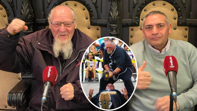 Luis y Emilio Jiménez, los forzudos de Astorga, posando en el Ayuntamiento de Astorga antes de la entrevista en directo con esRadio CyL.