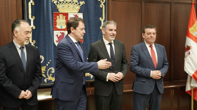 Rubén Cacho |ICAL Alfonso Fernández Mañueco, presidente de la Junta de Castilla y León, en una reunión con líderes sindicales de CSIF.