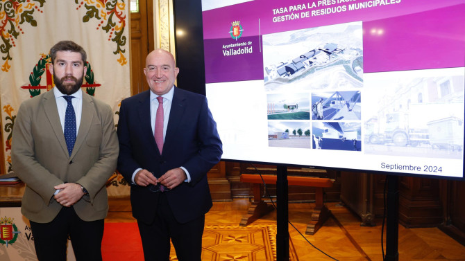 Ayuntamiento de Valladolid. El concejal de Hacienda, Francisco Blanco, y el alcalde, Jesús Julio Carnero, presentan la nueva tasas de basuras en Valladolid.