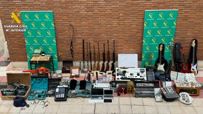 Muestra de enseres requisados de la Guardia Civil durante el operativo que ha llevado a la detención de cuatro miembros de una banda en León.