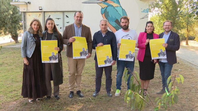 Responsables de las asociaciones participantes posan con el cartel de la jornada.