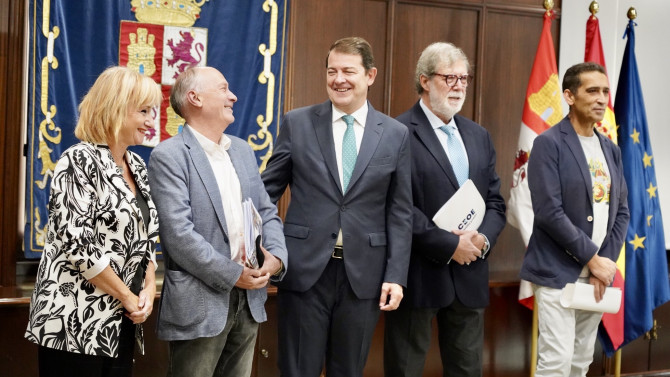 ICAL. El presidente de la Junta, Alfonso Fernández Mañueco, con la consejera de Empleo, Leticia García, el representante de CCOO CyL, Vicente Andrés, su homólogo en UGT, Faustino Temprano, y el presidente de CEOE CyL, Santiago Aparicio.