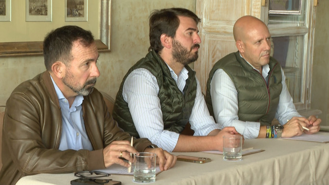 El Portavoz de Vox en las Cortes Regionales, Juan García-Gallardo durante su reunión con la Plataforma Pecuaria Bovina.