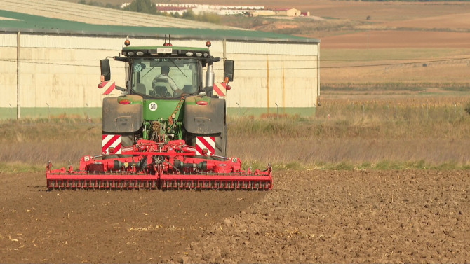 Un agricultor realizando labores de siembra