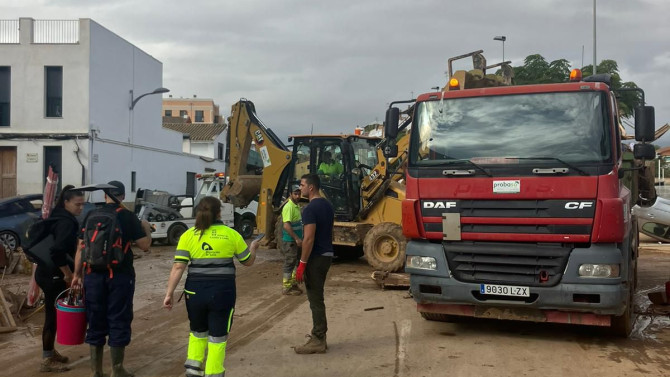 En la imagen, de espaldas, la vicepresidenta de la Diputación, María José Jiménez, coordinando los trabajos en la zona. 