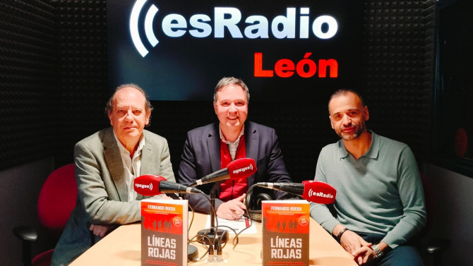 Fernando Rueda, Autor del 'Líneas Rojas' (Izda.) y Pedro Lechucha, Decano del Colegio de Periodistas de CyL (Dcha.) durante la entrevista en 'Es la Mañana de León' con Arturo Martínez (centro)