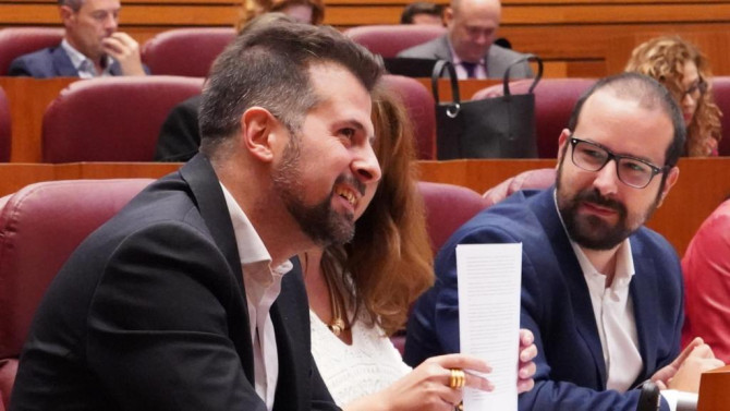 M. Chacón ICAL | Luis Tudanca junto a Ángel Hernández en una sesión del pleno de las Cortes  de Castilla y León.