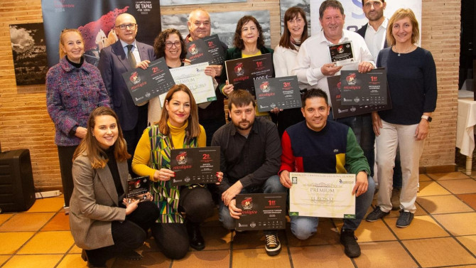 Foto de familia con todos los premiados en el concurso de la tapa micológica. 